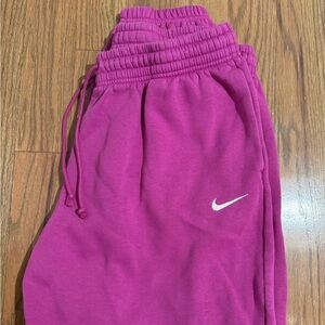 Nike Sportswear Phoenix
Fleece High-Waisted Oversized Sweatpants Hot Fuchsia